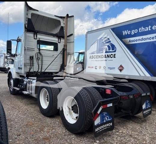 2019 VOLVO VNR64T300 - image 4 of 6