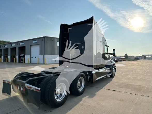 2017 KENWORTH T680 - image 4 of 6