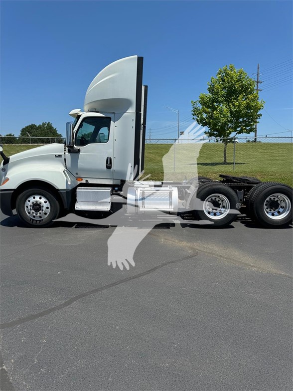 2019 INTERNATIONAL LT - image 4 of 6