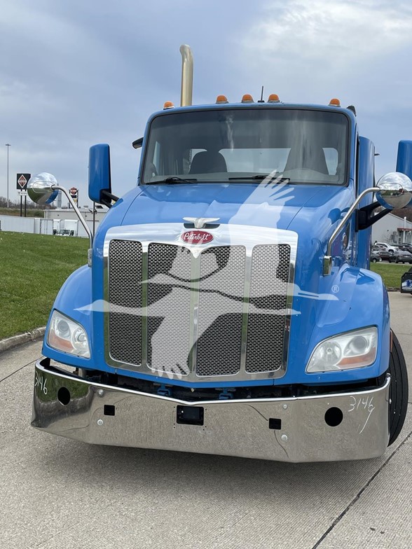 2014 PETERBILT 579 - image 2 of 6