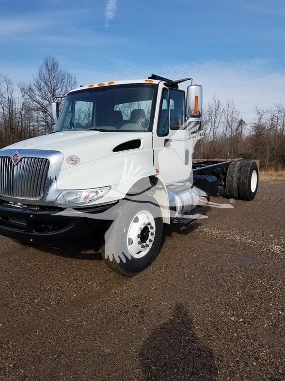 2019 INTERNATIONAL DURASTAR 4300 - image 2 of 6