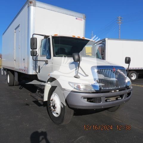 2018 INTERNATIONAL DURASTAR 4300 - image 2 of 6