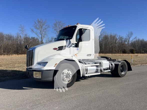 2021 PETERBILT 579 - image 1 of 6