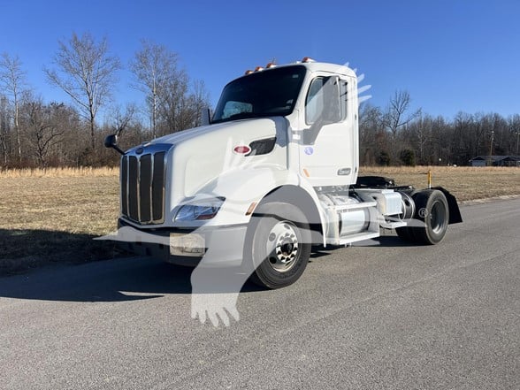 2021 PETERBILT 579 - image 2 of 6